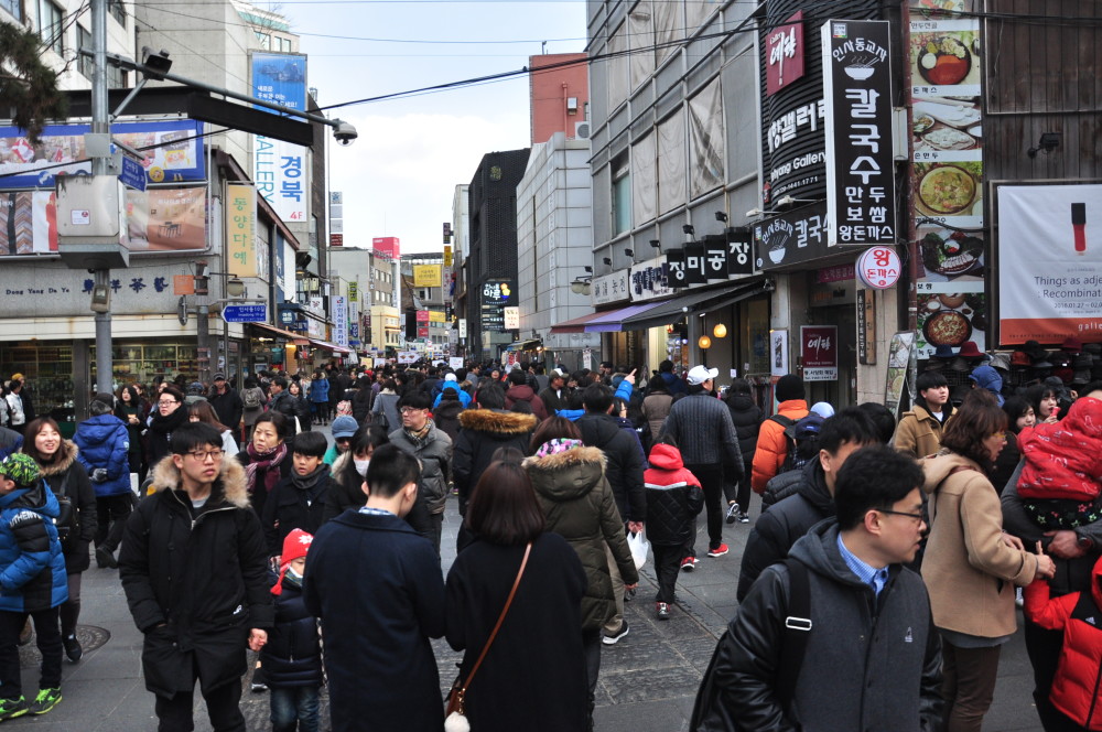 韩国|韩国城市街头的招牌是什么样？游客看了感慨，不加限制只会太杂乱