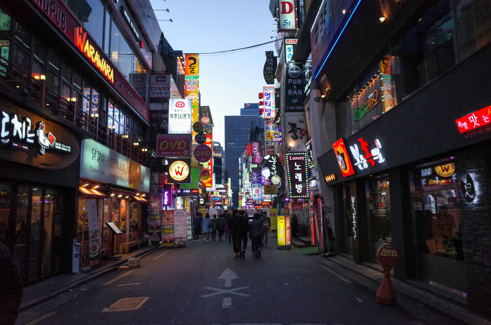 韩国|韩国城市街头的招牌是什么样？游客看了感慨，不加限制只会太杂乱