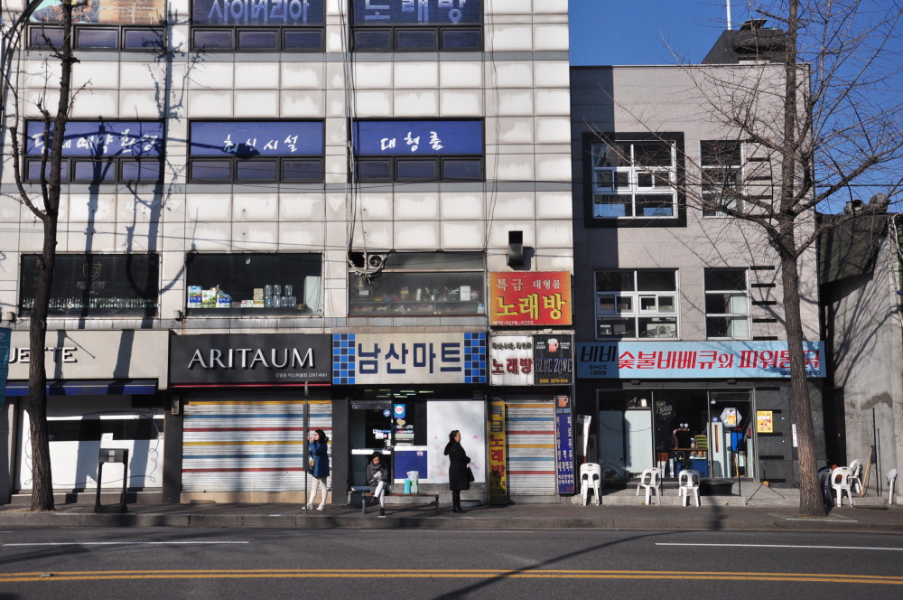 韩国|韩国城市街头的招牌是什么样？游客看了感慨，不加限制只会太杂乱