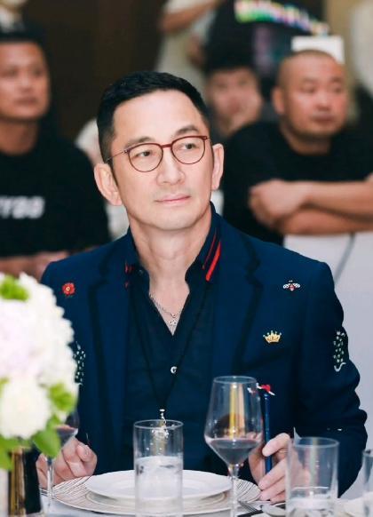 57岁张耀扬近照曝光胡须皆白显沧桑和小25岁女友感情甜蜜