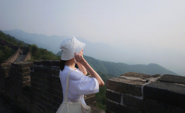 李沁晒游客打卡照,简约小白t 蓝色牛仔裤,清爽阳光又活力