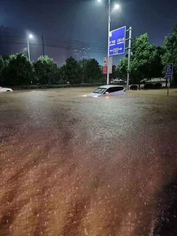 突发赣州倾盆大雨水漫街头各街道路口及部分学校情况紧急