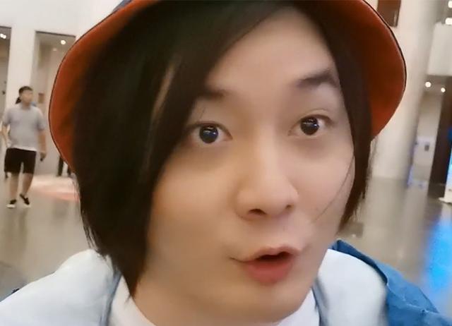 从直播截图画面就可以看出大仙明显胖了,差点就要有双下巴了.