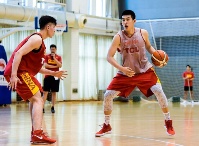 邹雨宸和付豪跟随杜锋在国家队集训值得一提的是目前广东宏远队还没有