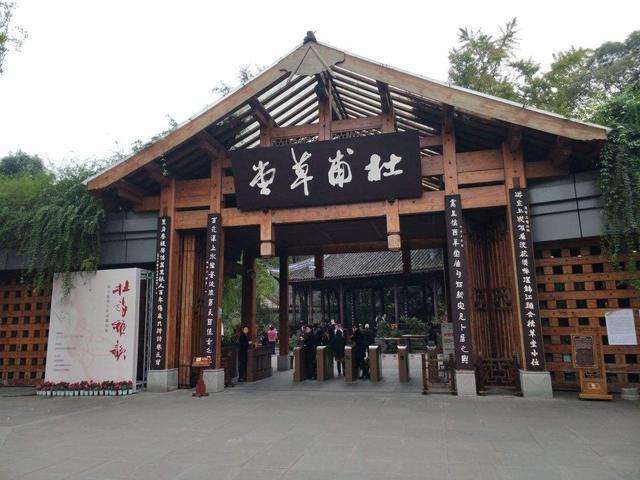 杜甫草堂中有个大廨为何修这座建筑看到里面的铜像就明白了