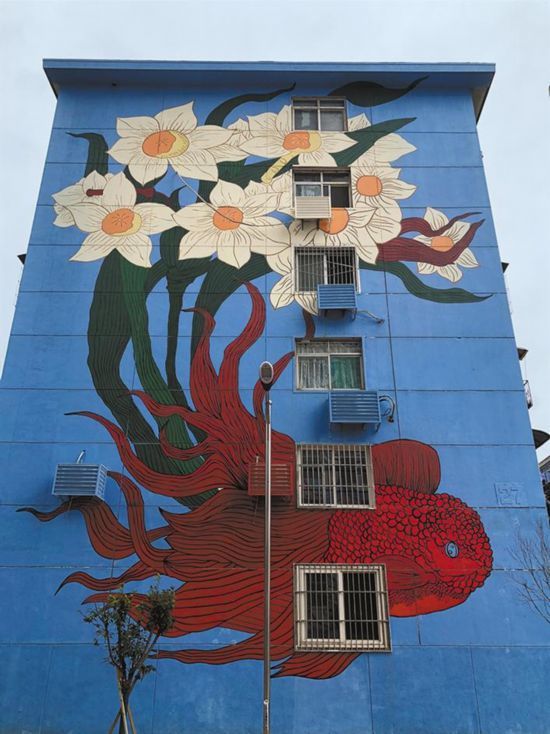 彩绘墙使社区居民楼焕然一新.