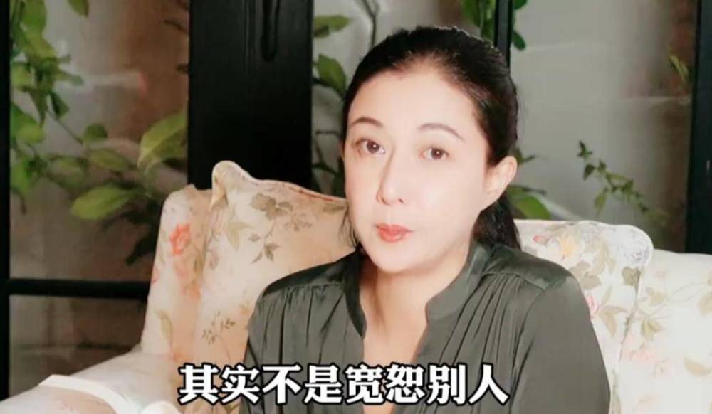 吴卓林|吴绮莉近况曝光，大热天全副武装现身街头，全程避谈女儿吴卓林