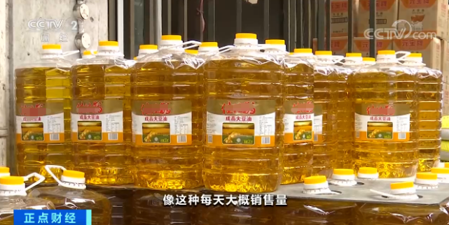 商家表示,进入九月份,学校开学,双节临近,大豆油也进入销售旺季,最近