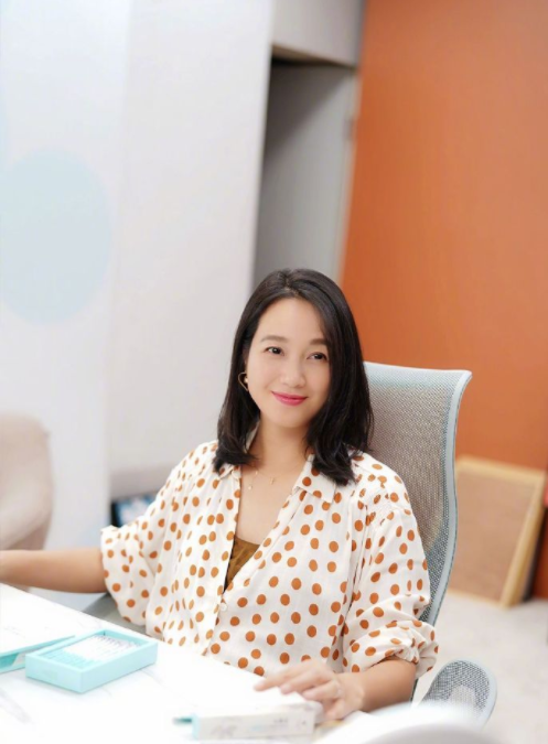 朱丹|朱丹挺6个月孕肚工作，面容憔悴大肚凸显，周一围暖心接下班