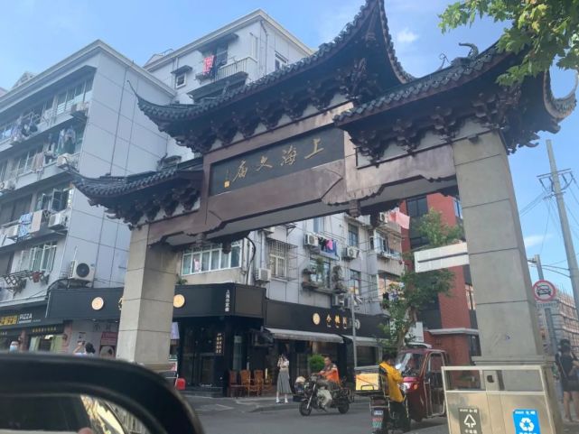 文庙路不长,东起河南南路,西至中华路,560多米,10米宽的小街,以文庙