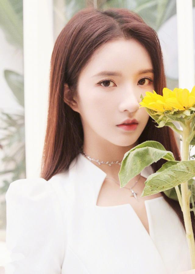 硬糖少女刘些宁夏末向日葵造型,文艺清新,少女感十足