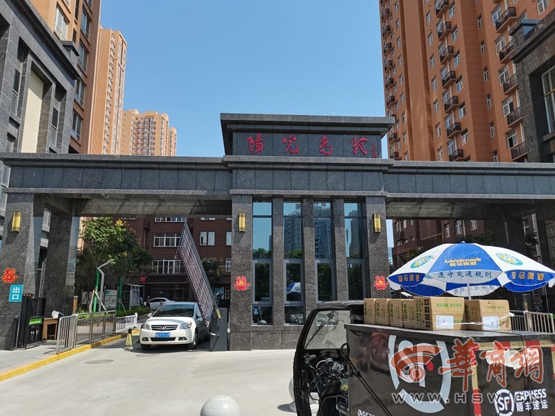 咸阳阳光尚苑小区"天降"两把凳子 奶奶抱孙女经过险被砸