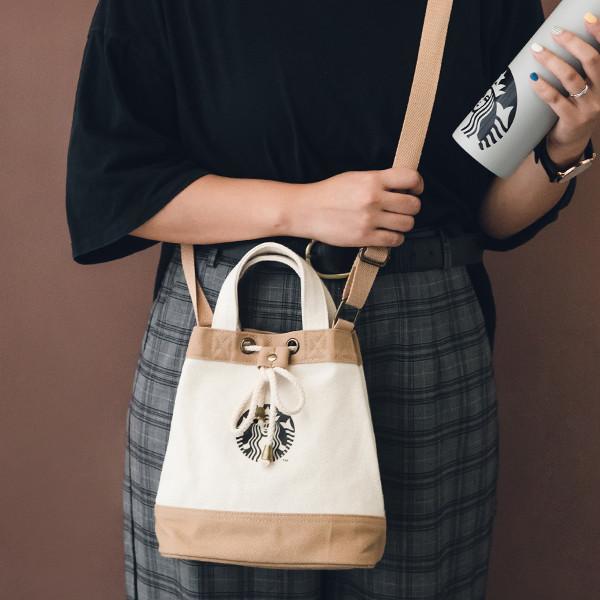 星巴克7款文青风提袋开卖奶茶水桶包随身袋全都千元有找