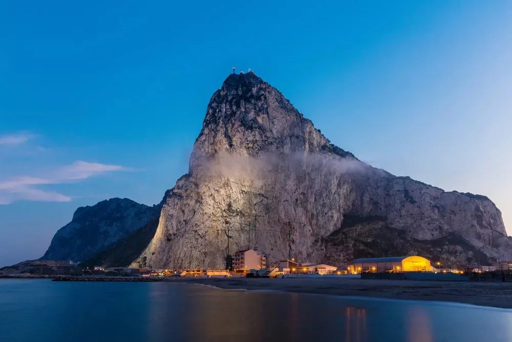 祖玛岩位于尼日利亚首都阿布贾北部,高达725米,是非洲七大奇迹之一.