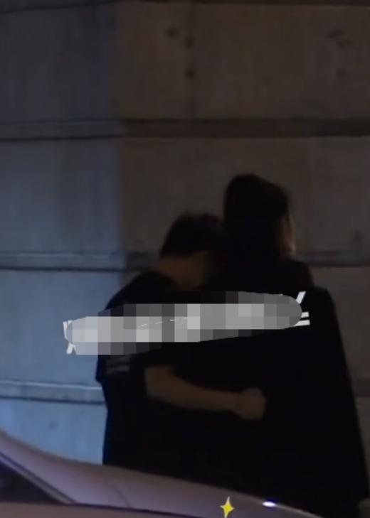 奚梦瑶|何猷君携奚梦瑶外滩约会，疑特地陪老婆参加活动，牵手搂腰超甜蜜