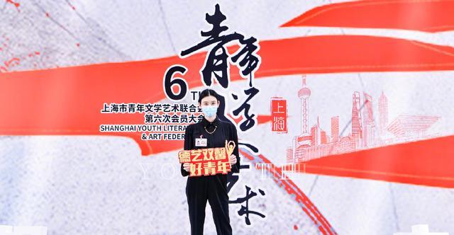奚梦瑶|何猷君携奚梦瑶外滩约会，疑特地陪老婆参加活动，牵手搂腰超甜蜜