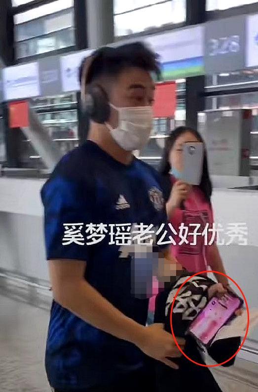 奚梦瑶|何猷君携奚梦瑶外滩约会，疑特地陪老婆参加活动，牵手搂腰超甜蜜