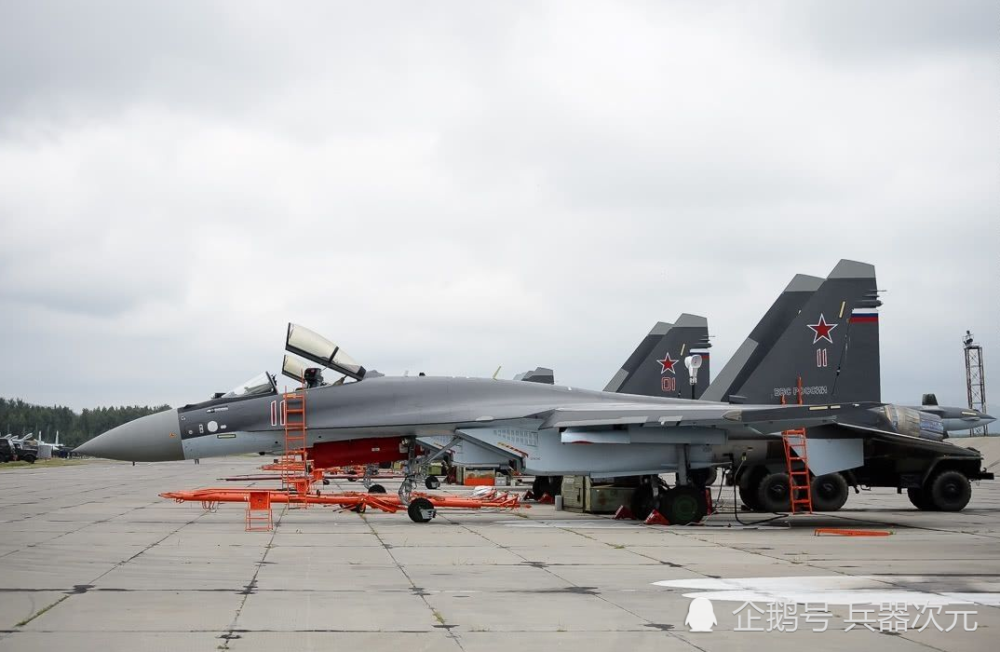 3架轰炸机逼近半岛基地苏27奉命全程护航离交火仅差25公里