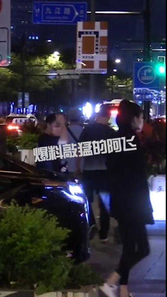 何猷君|何猷君奚梦瑶饭后浪漫约会，甜蜜搂腰十指紧扣羡煞旁人