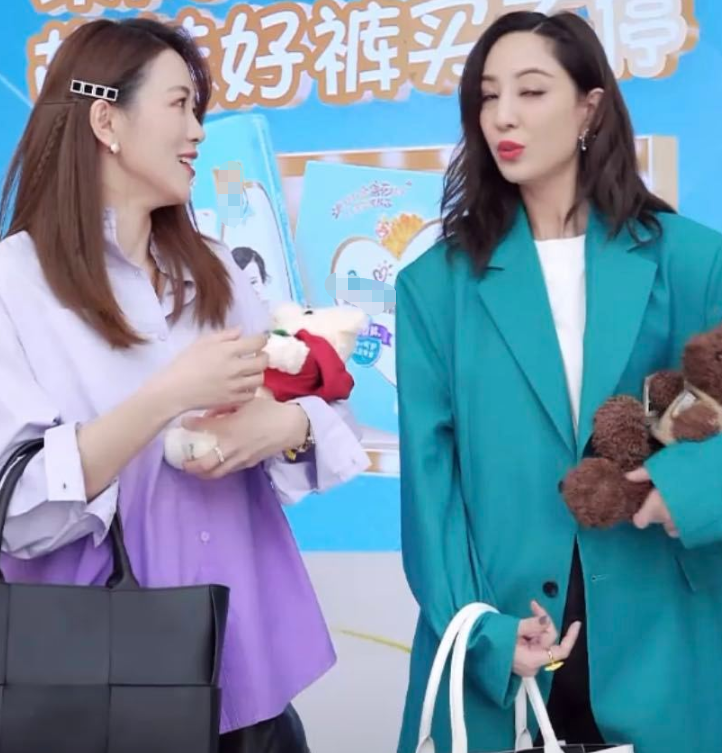 乘风破浪的姐姐|郑希怡现身线下直播，失去了后期P图，这生图状态哪像是39岁？