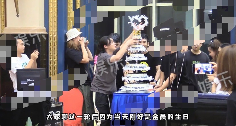 浪姐|没闹不和！《浪姐》庆功宴现场照曝光，姐姐们其乐融融，为金晨庆生超暖心