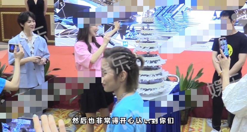 浪姐|没闹不和！《浪姐》庆功宴现场照曝光，姐姐们其乐融融，为金晨庆生超暖心