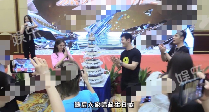 浪姐|没闹不和！《浪姐》庆功宴现场照曝光，姐姐们其乐融融，为金晨庆生超暖心