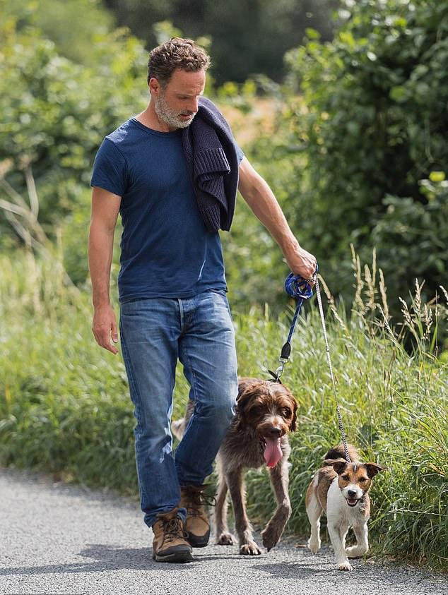 美剧《行尸走肉》男主,胡子全白悠闲遛狗,星二代老婆曾是她的助理