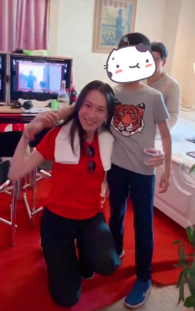 梁洛施|梁洛施近况曝光，女神素颜搂着小男孩，母爱满满笑容满面