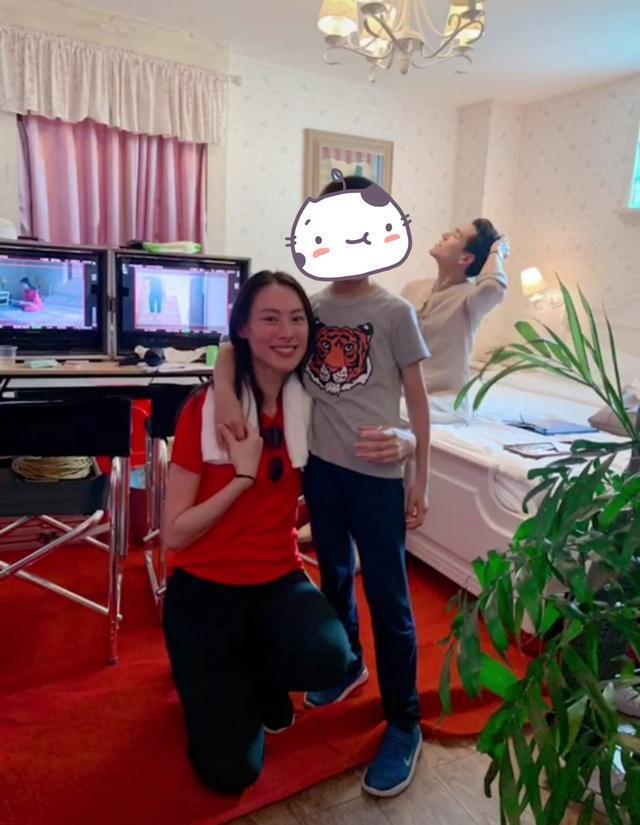 梁洛施|梁洛施近况曝光，女神素颜搂着小男孩，母爱满满笑容满面