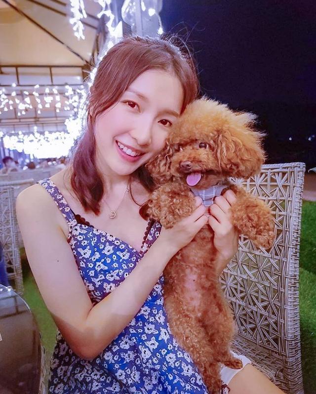 梁洛施|梁洛施近况曝光，女神素颜搂着小男孩，母爱满满笑容满面