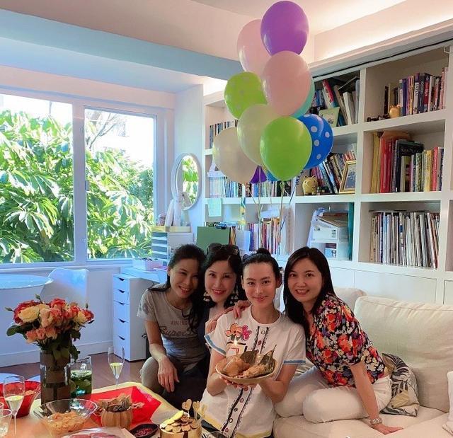 梁洛施|梁洛施近况曝光，女神素颜搂着小男孩，母爱满满笑容满面