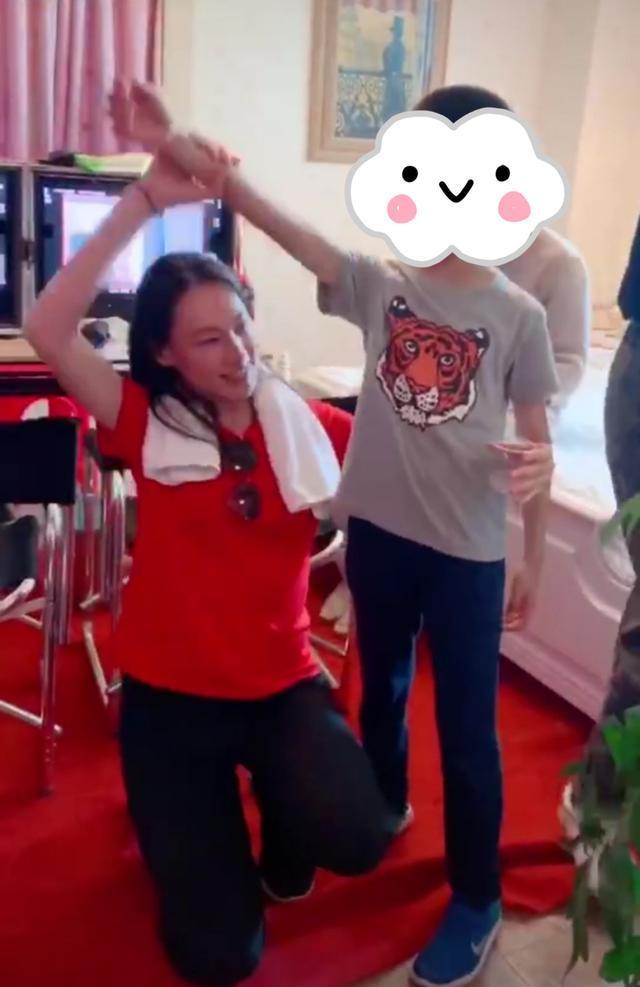 梁洛施|梁洛施近况曝光，女神素颜搂着小男孩，母爱满满笑容满面