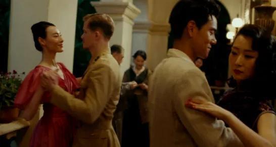 梁洛施|梁洛施近况曝光，女神素颜搂着小男孩，母爱满满笑容满面