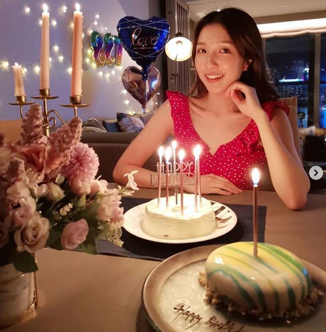 梁洛施|梁洛施近况曝光，女神素颜搂着小男孩，母爱满满笑容满面