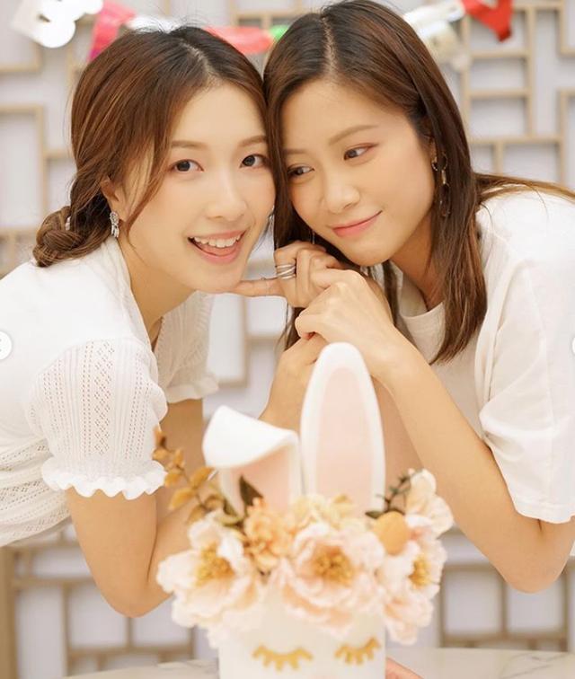 梁洛施|梁洛施近况曝光，女神素颜搂着小男孩，母爱满满笑容满面