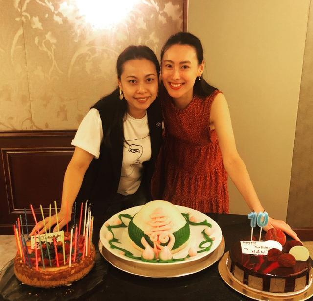 梁洛施|梁洛施近况曝光，女神素颜搂着小男孩，母爱满满笑容满面