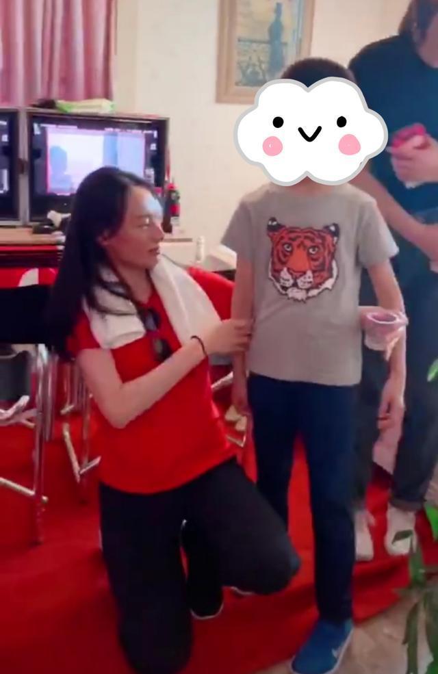 梁洛施|梁洛施近况曝光，女神素颜搂着小男孩，母爱满满笑容满面