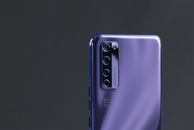 开创时代意义的全球首发屏下摄像手机中兴axon20评测