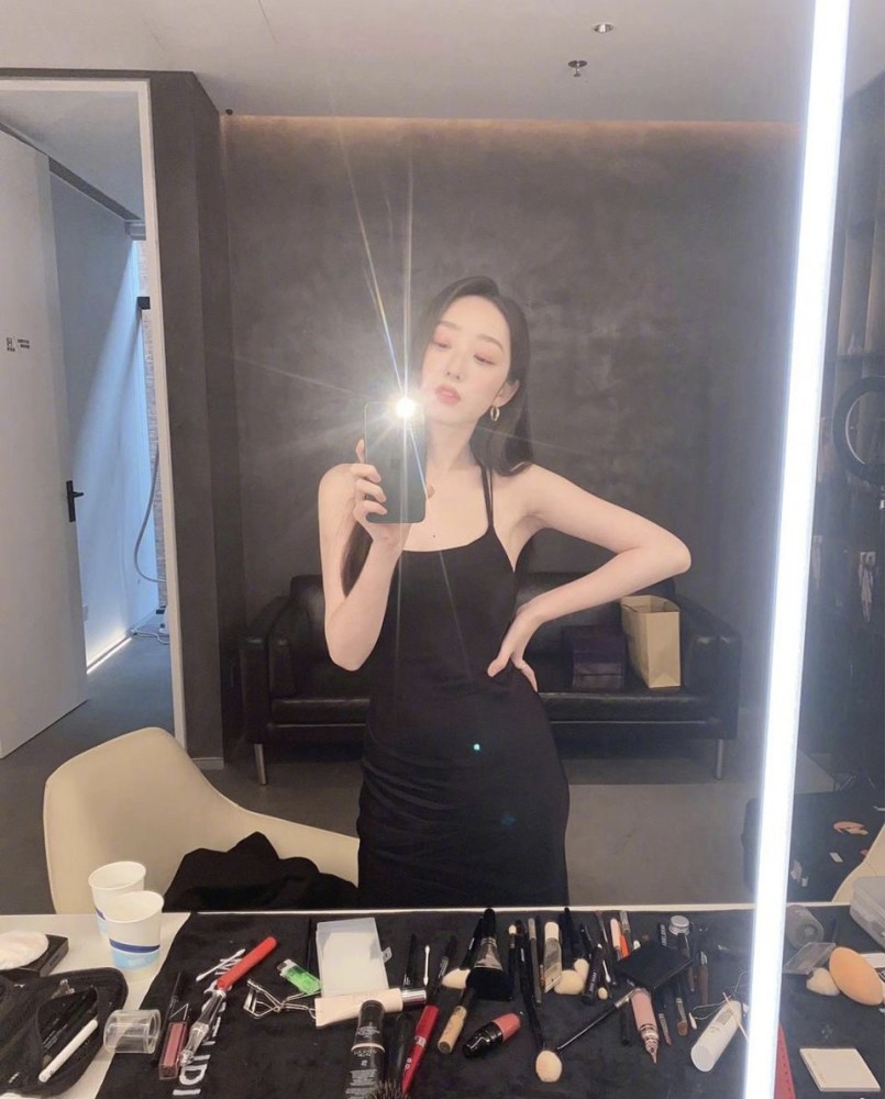 出演黛玉二代成名今一袭黑色吊带裙对镜自拍俏皮又成熟