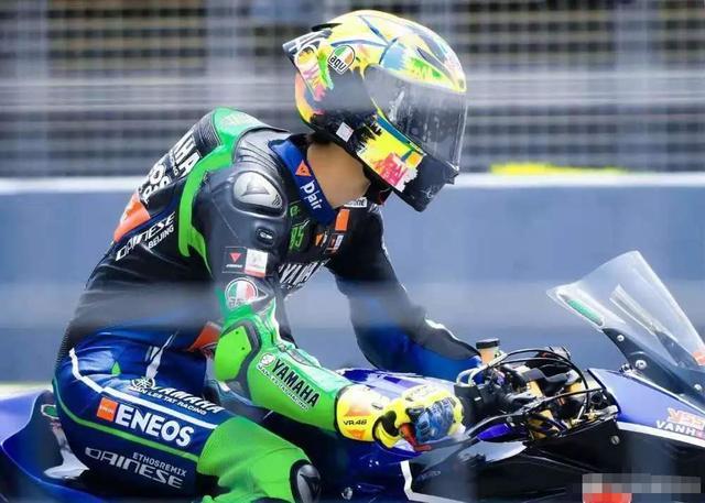 王一博|王一博炒赛车手人设翻车，酷爱罗西却记错年龄，40岁说成50岁