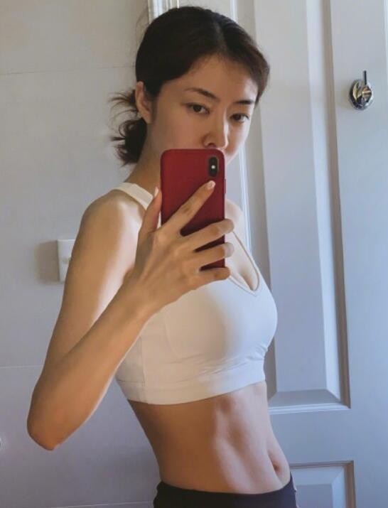 熊黛林|39岁熊黛林晒身材引网友羡慕：聪明的女人，只跟自己“较劲”