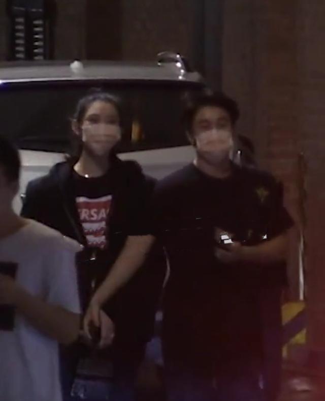 何猷君|奚梦瑶现身上海被何猷君揽腰出行，两人十指紧扣甜蜜放闪
