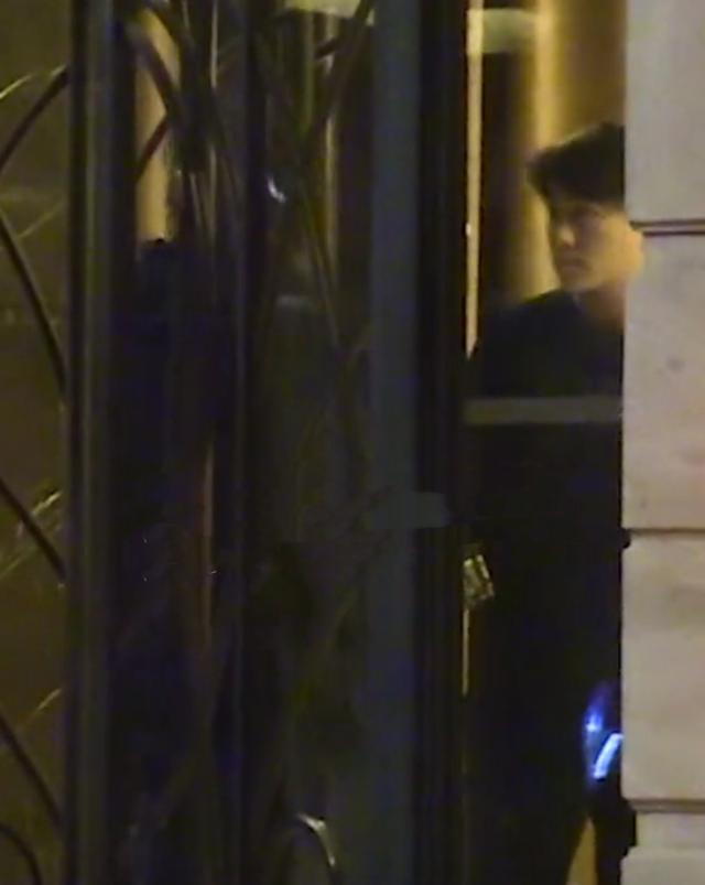 何猷君|奚梦瑶现身上海被何猷君揽腰出行，两人十指紧扣甜蜜放闪