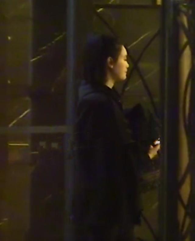 何猷君|奚梦瑶现身上海被何猷君揽腰出行，两人十指紧扣甜蜜放闪
