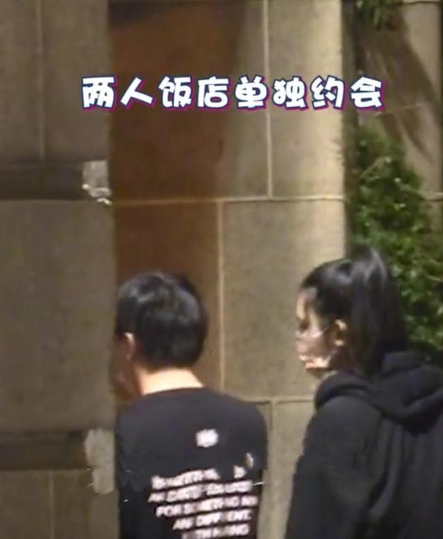 何猷君|奚梦瑶现身上海被何猷君揽腰出行，两人十指紧扣甜蜜放闪