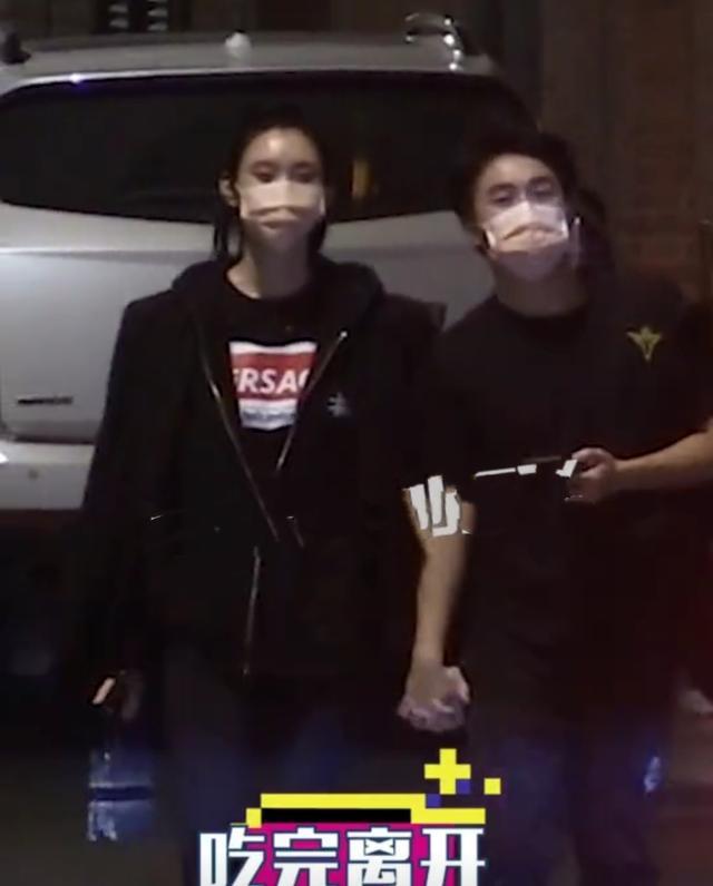 何猷君|奚梦瑶现身上海被何猷君揽腰出行，两人十指紧扣甜蜜放闪