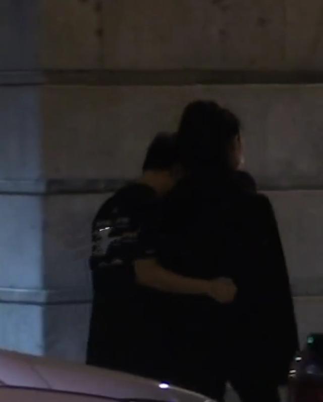 何猷君|奚梦瑶现身上海被何猷君揽腰出行，两人十指紧扣甜蜜放闪