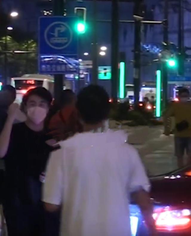 何猷君|奚梦瑶现身上海被何猷君揽腰出行，两人十指紧扣甜蜜放闪