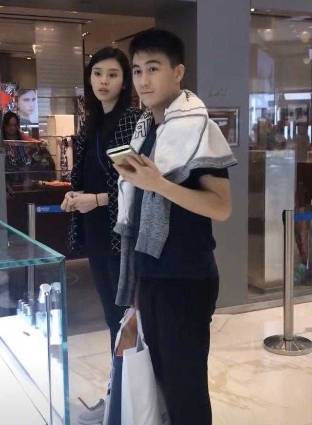 何猷君|奚梦瑶现身上海被何猷君揽腰出行，两人十指紧扣甜蜜放闪
